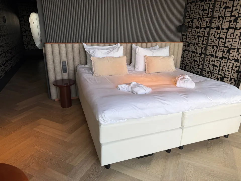 Opgemaakt tweepersoonsbed in de moderne hotelkamer van Van der Valk Eindhoven-Best