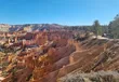 Uitzicht op de roodoranje hoodoos van Bryce Canyon met stukken sneeuw op de hellingen