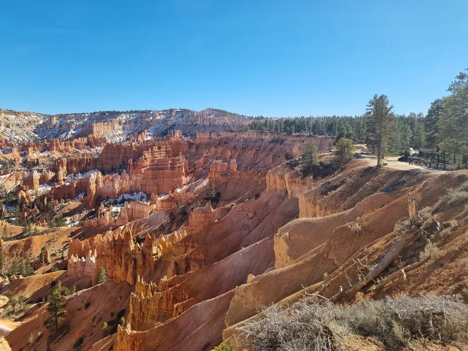 Roodoranje hoodoos en besneeuwde hellingen in Bryce Canyon