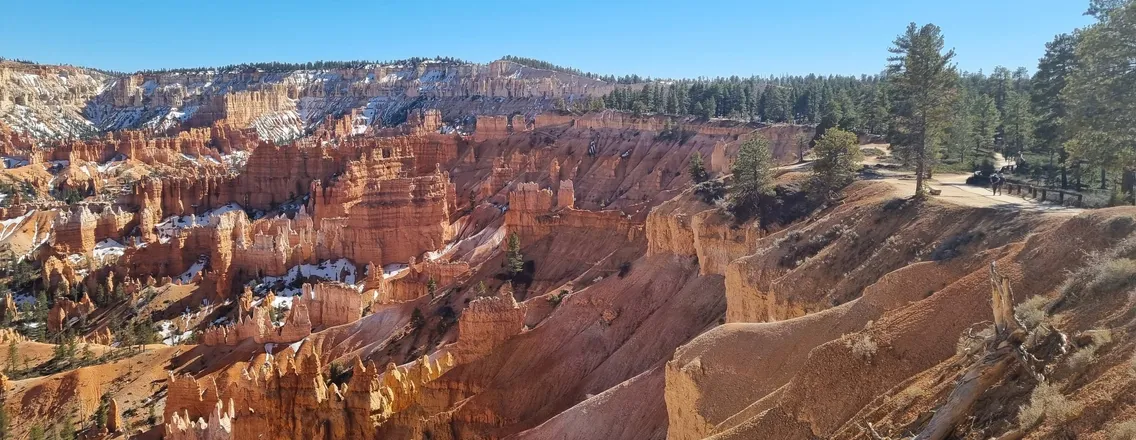 Uitzicht op de roodoranje hoodoos van Bryce Canyon met stukken sneeuw op de hellingen
