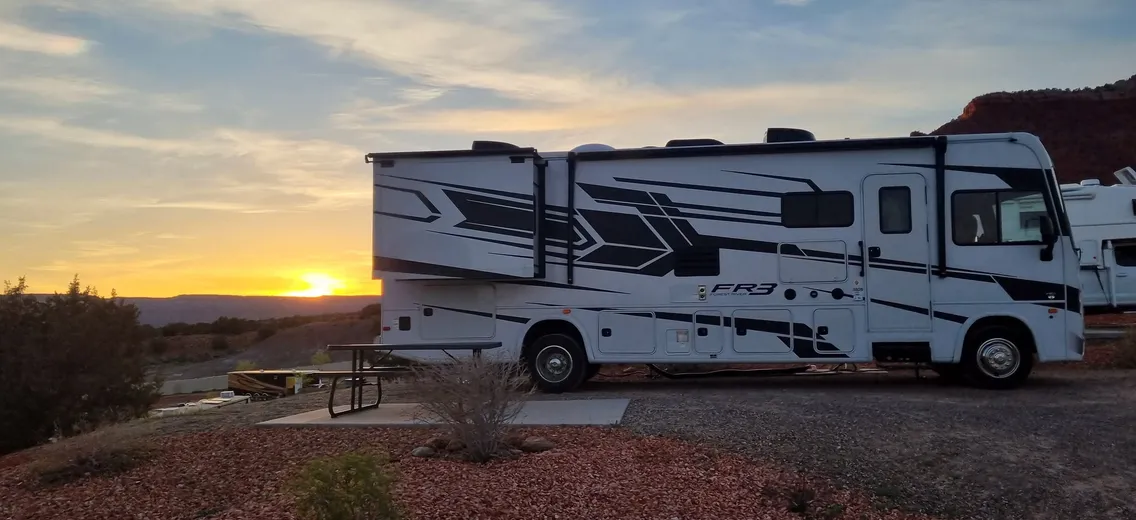 Grote Road Bear-camper bij zonsondergang op een kampeerplek in Utah