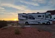 Grote Road Bear-camper bij zonsondergang op een kampeerplek in Utah