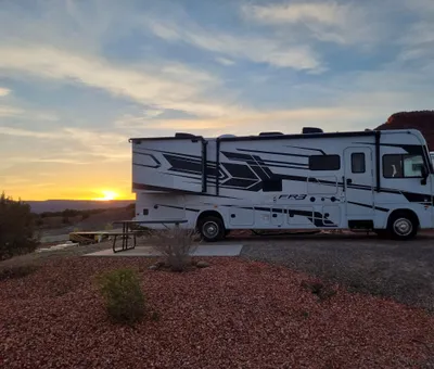 Grote Road Bear-camper bij zonsondergang op een kampeerplek in Utah