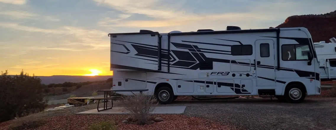 Grote Road Bear-camper bij zonsondergang op een kampeerplek in Utah