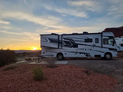 Grote Road Bear-camper bij zonsondergang op een kampeerplek in Utah