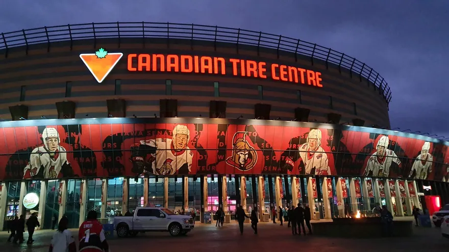 De verlichte gevel van het Canadian Tire Centre met spelers van de Senators erop afgebeeld