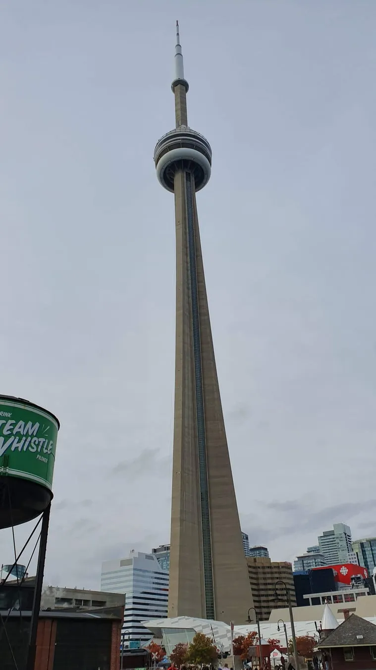 De CN Tower van onderaf gezien, met de schacht die in de bewolkte lucht verdwijnt