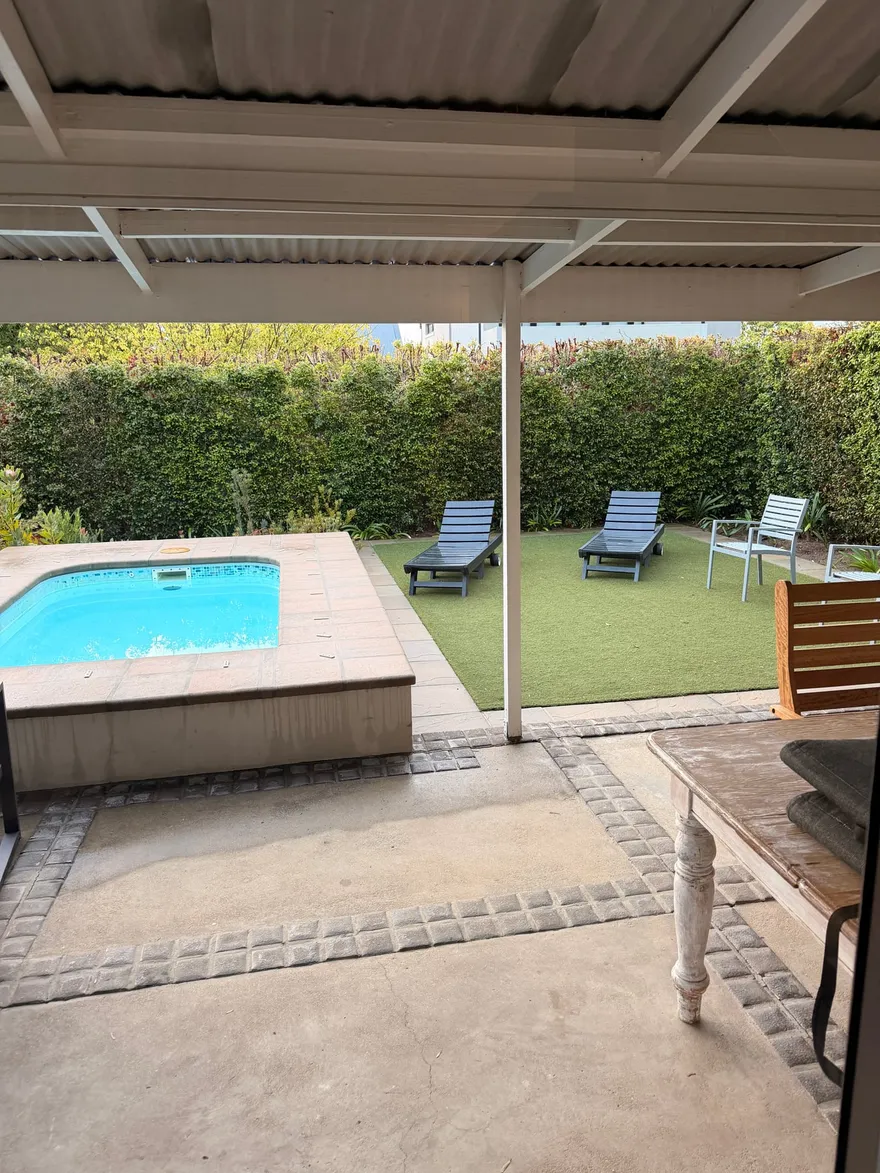 Het terras en zwembad van de cottage in Franschhoek waar we vijf nachten sliepen