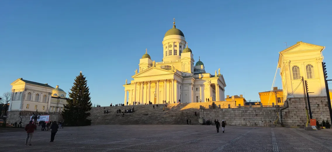 De witte Domkerk van Helsinki op het Senaatsplein in laag winterlicht