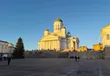 De witte Domkerk van Helsinki op het Senaatsplein in laag winterlicht