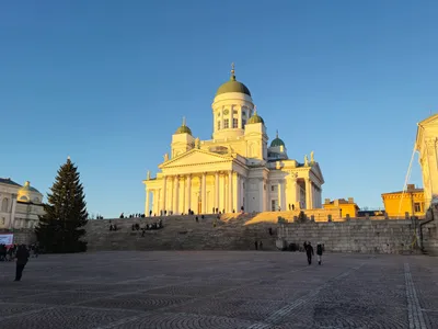 De witte Domkerk van Helsinki op het Senaatsplein in laag winterlicht