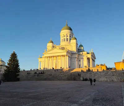 De witte Domkerk van Helsinki op het Senaatsplein in laag winterlicht