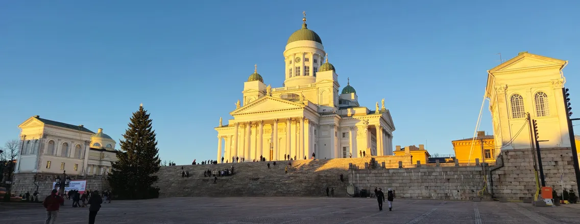 De witte Domkerk van Helsinki op het Senaatsplein in laag winterlicht
