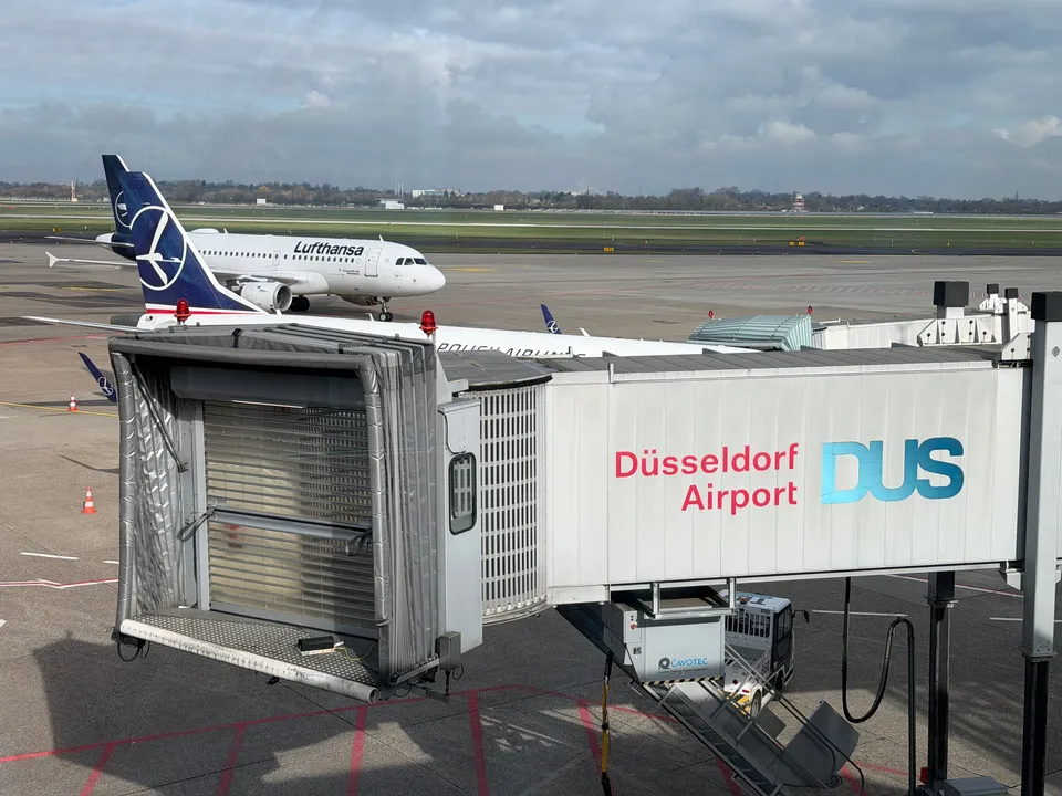 Toestel aan de gate op Dusseldorf Airport met de slurf ernaartoe
