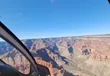 Uitzicht vanuit de helikopter op de diepe rotslagen van de Grand Canyon