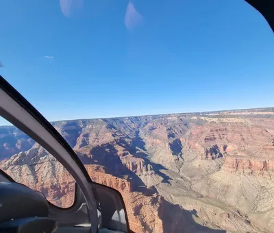 Uitzicht vanuit de helikopter op de diepe rotslagen van de Grand Canyon