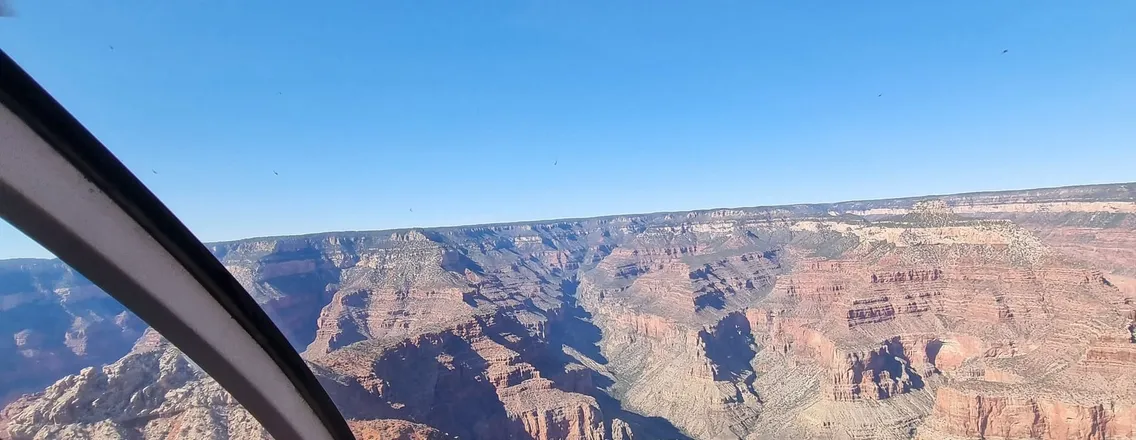 Uitzicht vanuit de helikopter op de diepe rotslagen van de Grand Canyon