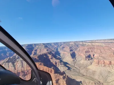 Uitzicht vanuit de helikopter op de diepe rotslagen van de Grand Canyon