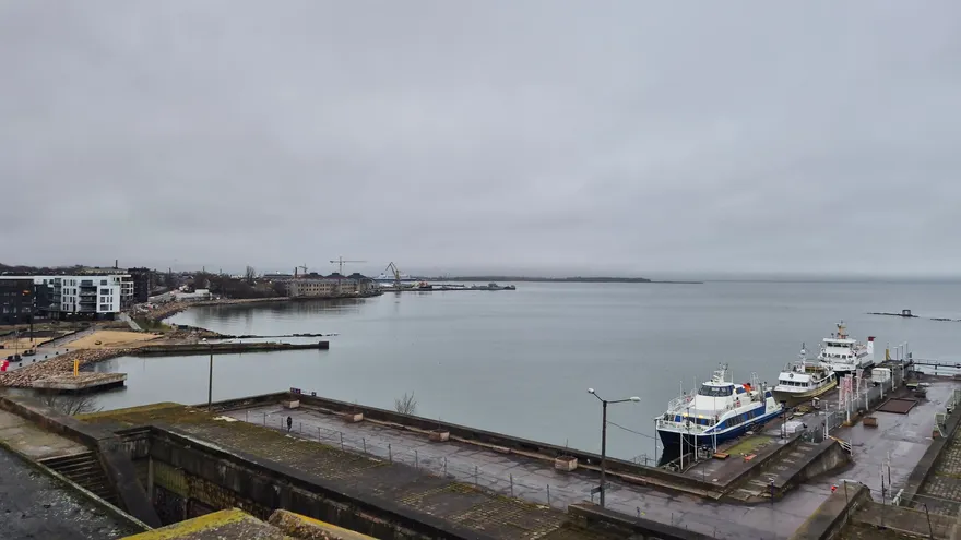 De haven van Tallinn onder een grijze winterlucht, met een ferry aan de kade