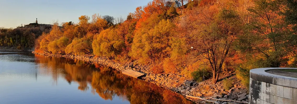 Herfstkleuren langs de oever van de Ottawa-rivier in eind oktober
