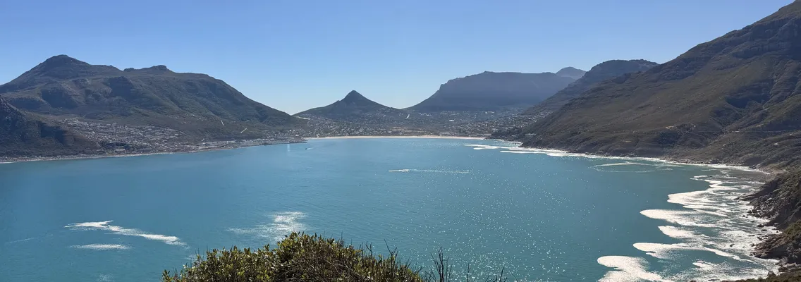 Uitzicht over Hout Bay vanaf Chapman's Peak Drive, met de baai en de bergen van het Kaapse schiereiland