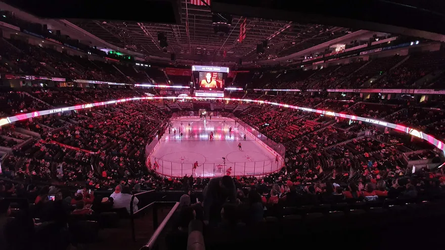Uitzicht vanaf de tribune op de ijsbaan tijdens een wedstrijd van de Ottawa Senators