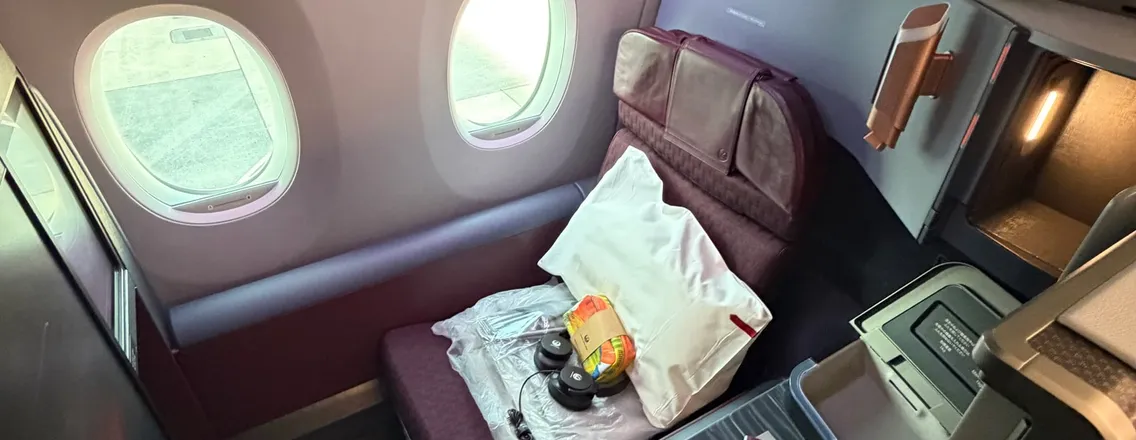 Afgeschermde businessclasssuite van Japan Airlines in de Airbus A350-1000, met gesloten deur en bed