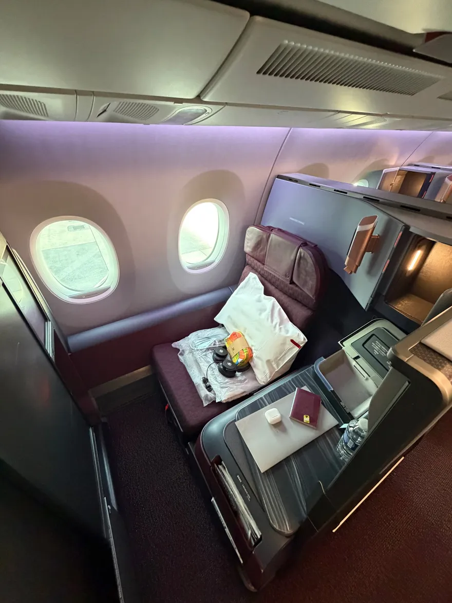 Afgeschermde businessclasssuite van Japan Airlines in de Airbus A350-1000, met gesloten deur en bed