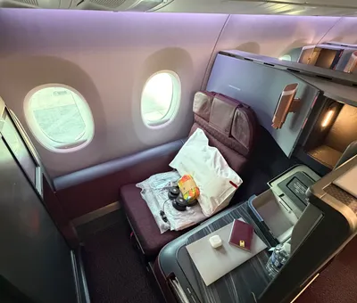 Afgeschermde businessclasssuite van Japan Airlines in de Airbus A350-1000, met gesloten deur en bed