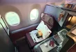 Afgeschermde businessclasssuite van Japan Airlines in de Airbus A350-1000, met gesloten deur en bed