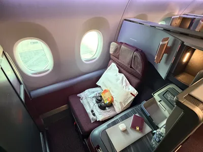 Afgeschermde businessclasssuite van Japan Airlines in de Airbus A350-1000, met gesloten deur en bed