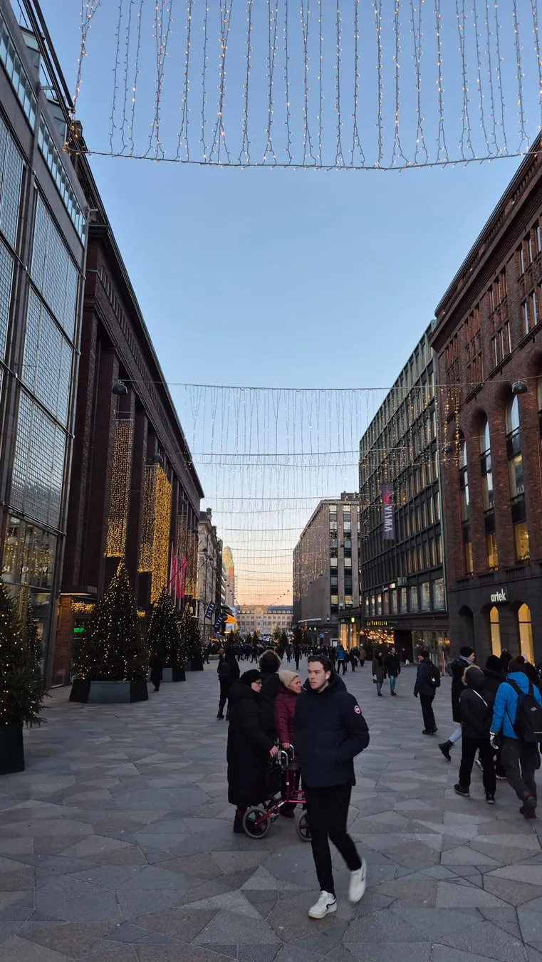Kerstverlichting boven een drukke winkelstraat in het centrum van Helsinki