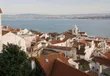 Uitzicht over de daken van Alfama in Lissabon met de Taag op de achtergrond