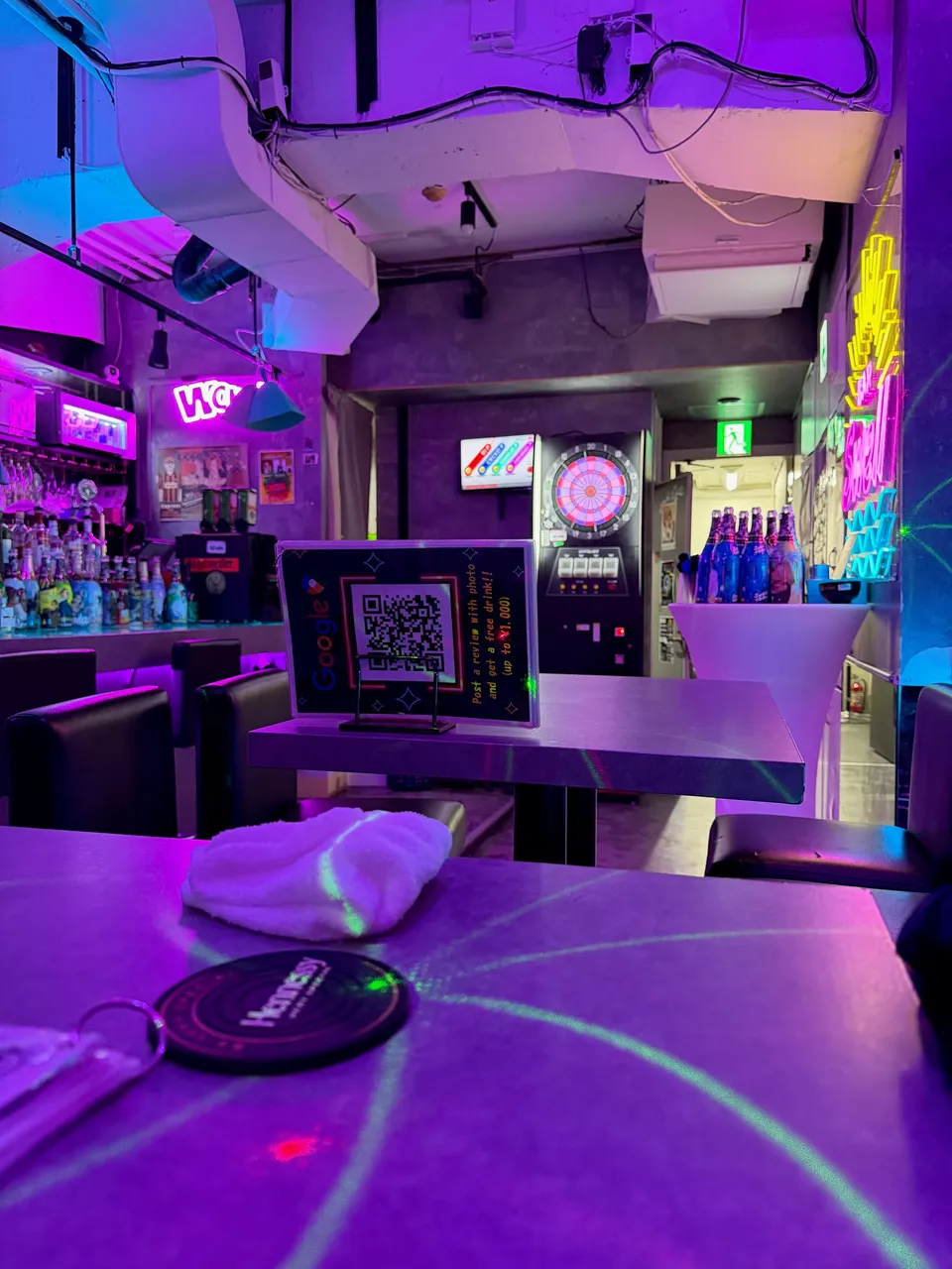 Bar in Kabukicho met paars en groen neonlicht boven de tap