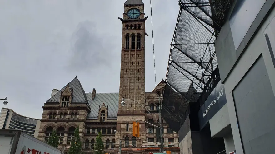 De klokkentoren van Old City Hall in Toronto tussen de moderne kantoortorens