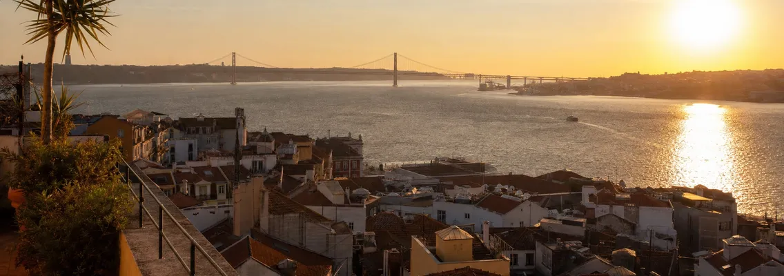 Uitzicht over de Taag vanaf een dakterras in Lissabon bij zonsondergang