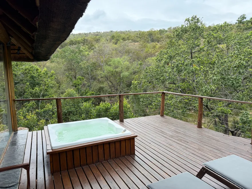 Privédek met jacuzzi bij Sediba, met uitzicht over het bosveld van de Waterberg