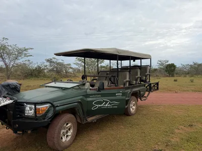 De open safariwagen van Sediba Safari Lodge op een zandpad in het Welgevonden-reservaat