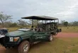De open safariwagen van Sediba Safari Lodge op een zandpad in het Welgevonden-reservaat