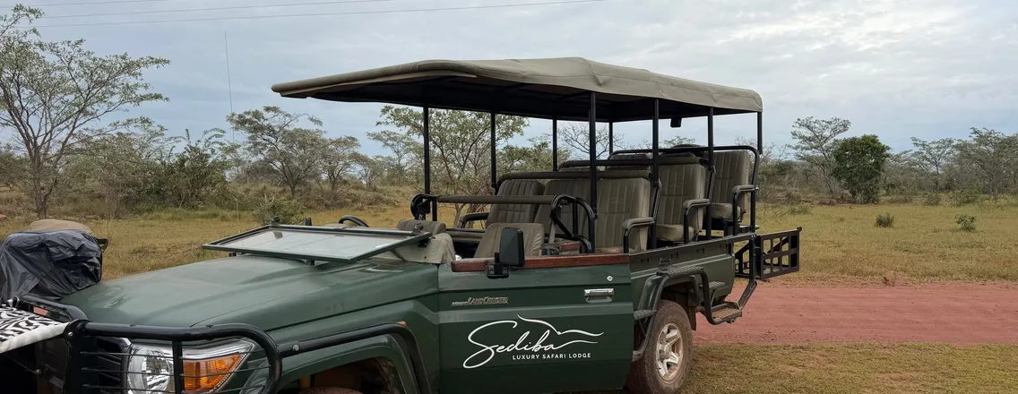 De open safariwagen van Sediba Safari Lodge op een zandpad in het Welgevonden-reservaat