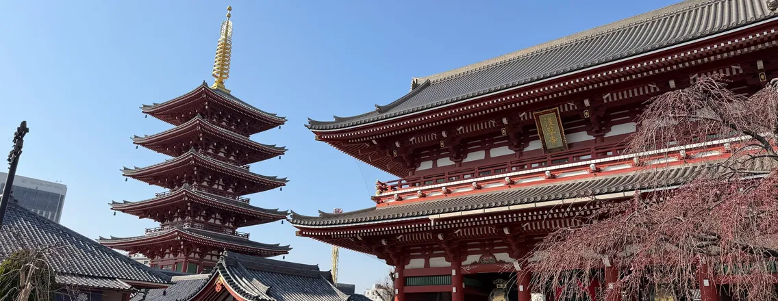 De vijf verdiepingen tellende pagode en de Hozomon-poort van de Senso-ji in Asakusa onder een blauwe hemel