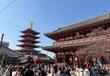 De vijf verdiepingen tellende pagode en de Hozomon-poort van de Senso-ji in Asakusa onder een blauwe hemel