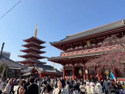 De vijf verdiepingen tellende pagode en de Hozomon-poort van de Senso-ji in Asakusa onder een blauwe hemel