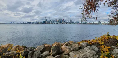 De skyline van Toronto met de CN Tower, gezien vanaf de Toronto Islands over het water