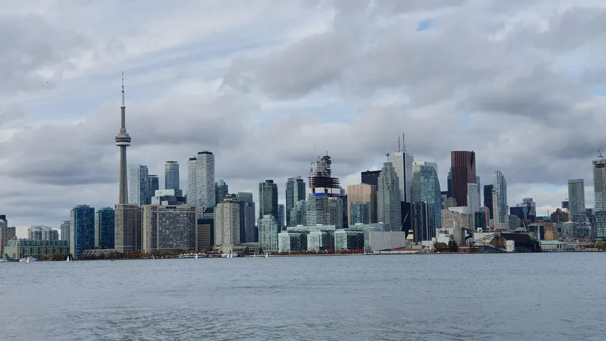 De skyline van Toronto vanaf het water, met de CN Tower boven de kantoortorens