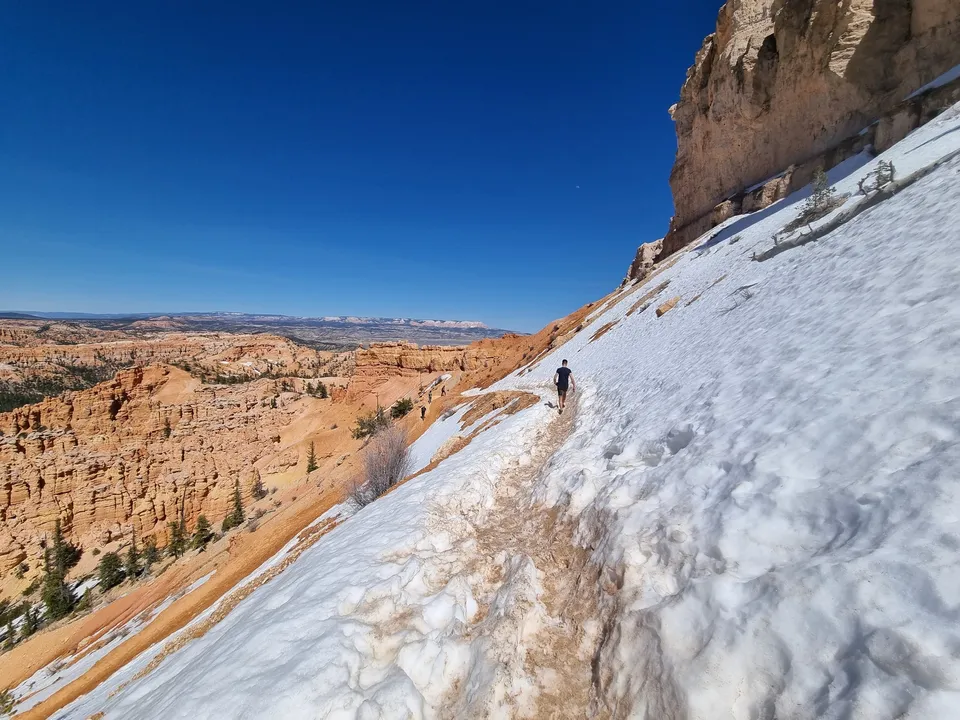 Wandelpad langs een steile sneeuwhelling in Bryce Canyon