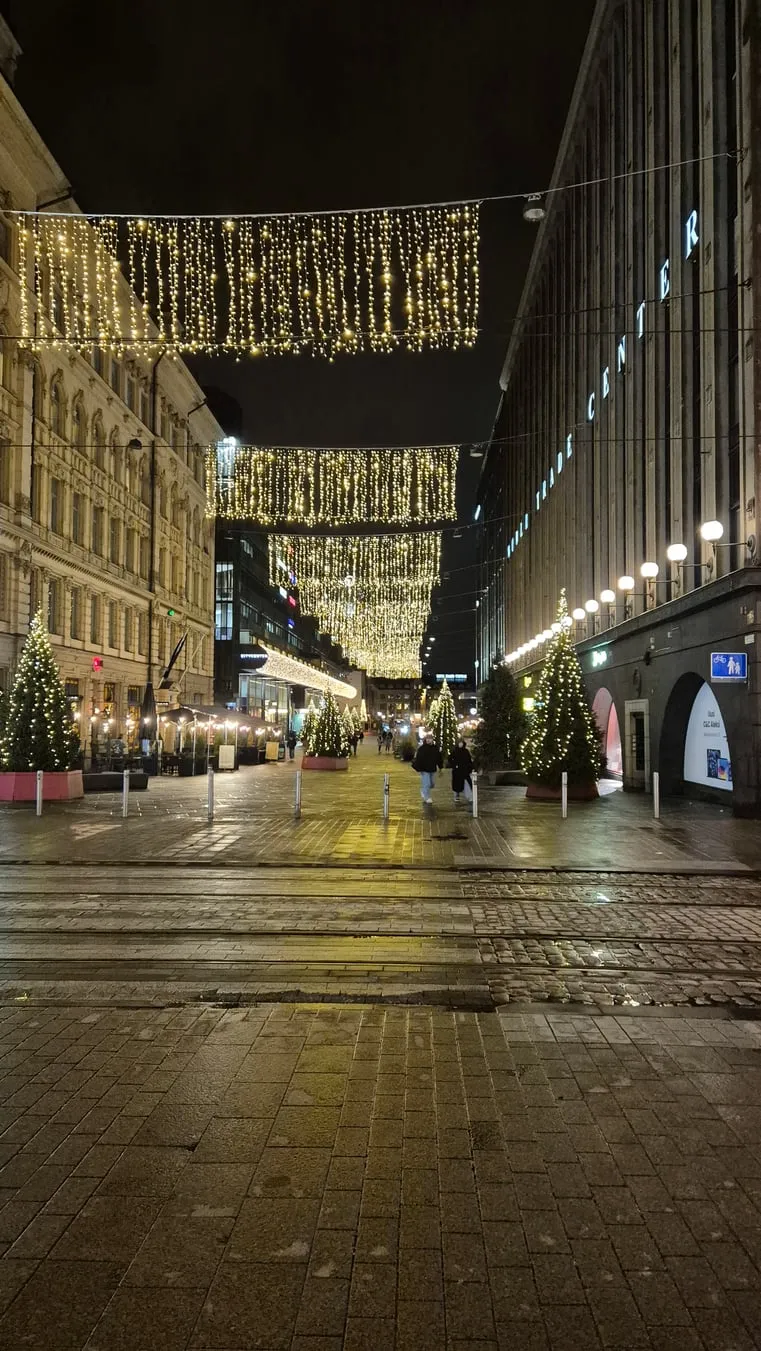 Een verlichte straat in Helsinki op een winteravond