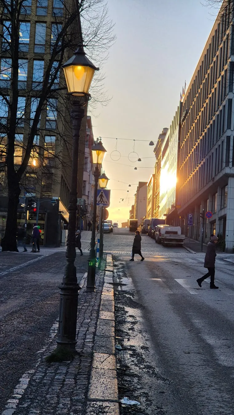 Een straat in het centrum van Helsinki met tramdraden en lage ochtendzon in december