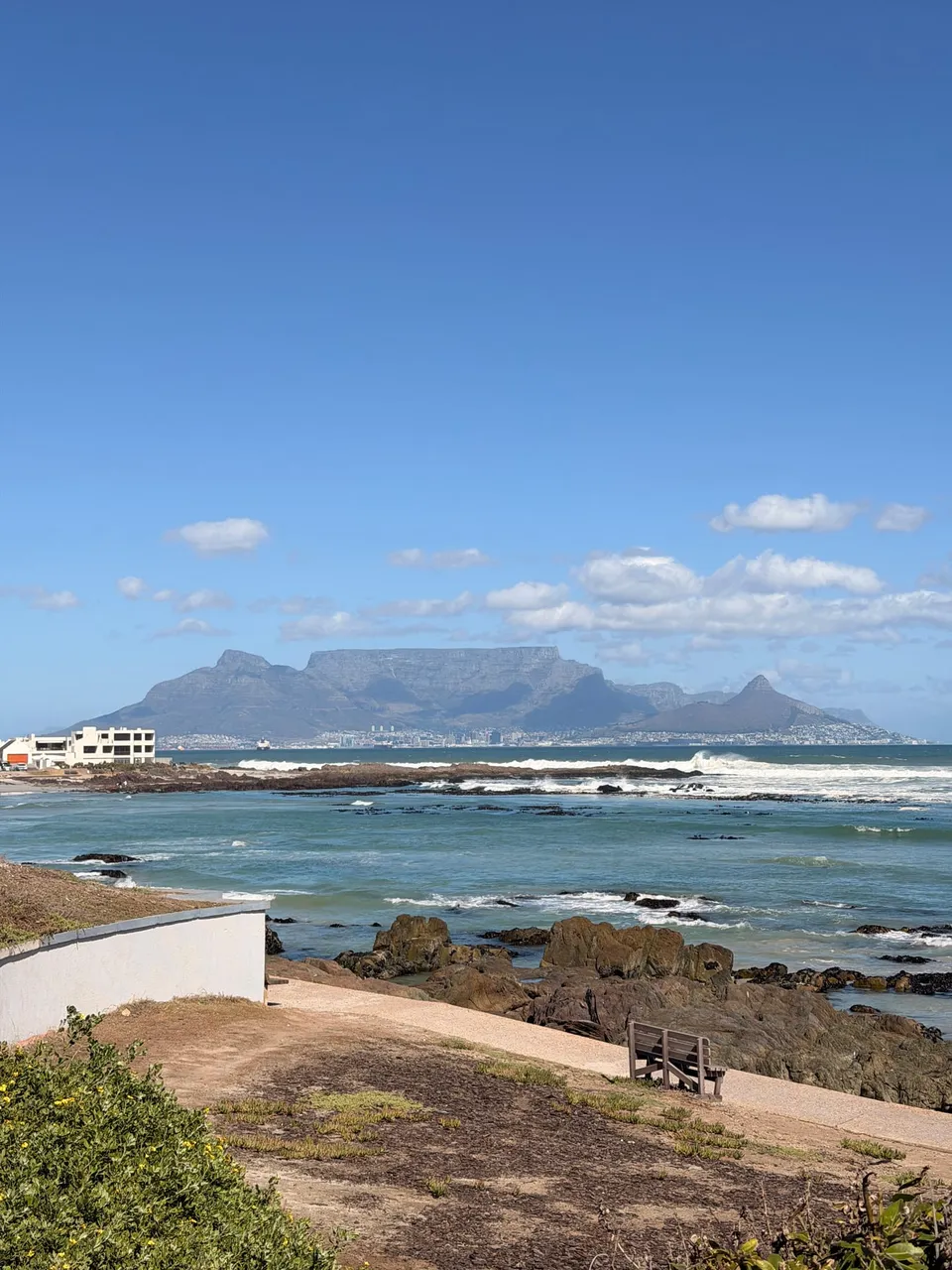 De Tafelberg gezien vanaf de kust bij Kaapstad