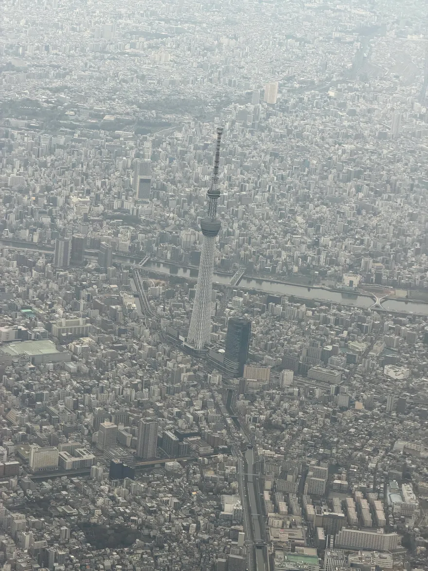 Tokyo van bovenaf net na het opstijgen, met de Skytree boven de laagbouw uit